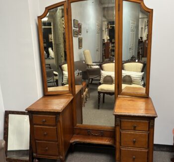 Antique Queen Anne Mahogany Vanity Tri Fold Mirror. Features 6 dovetailed drawers with brass pulls.