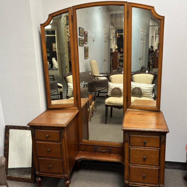 Antique Queen Anne Mahogany Vanity Tri Fold Mirror. Features 6 dovetailed drawers with brass pulls.